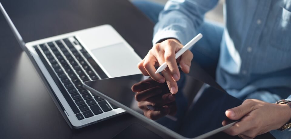 Young,Casual,Business,Woman,Sitting,On,The,Floor,Using,Stylus